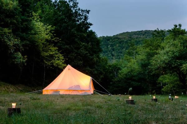 Dormire in tenda, in amaca o sospesi su una montagna ecco le location più green e avventurose proposte dal sito di home sharing