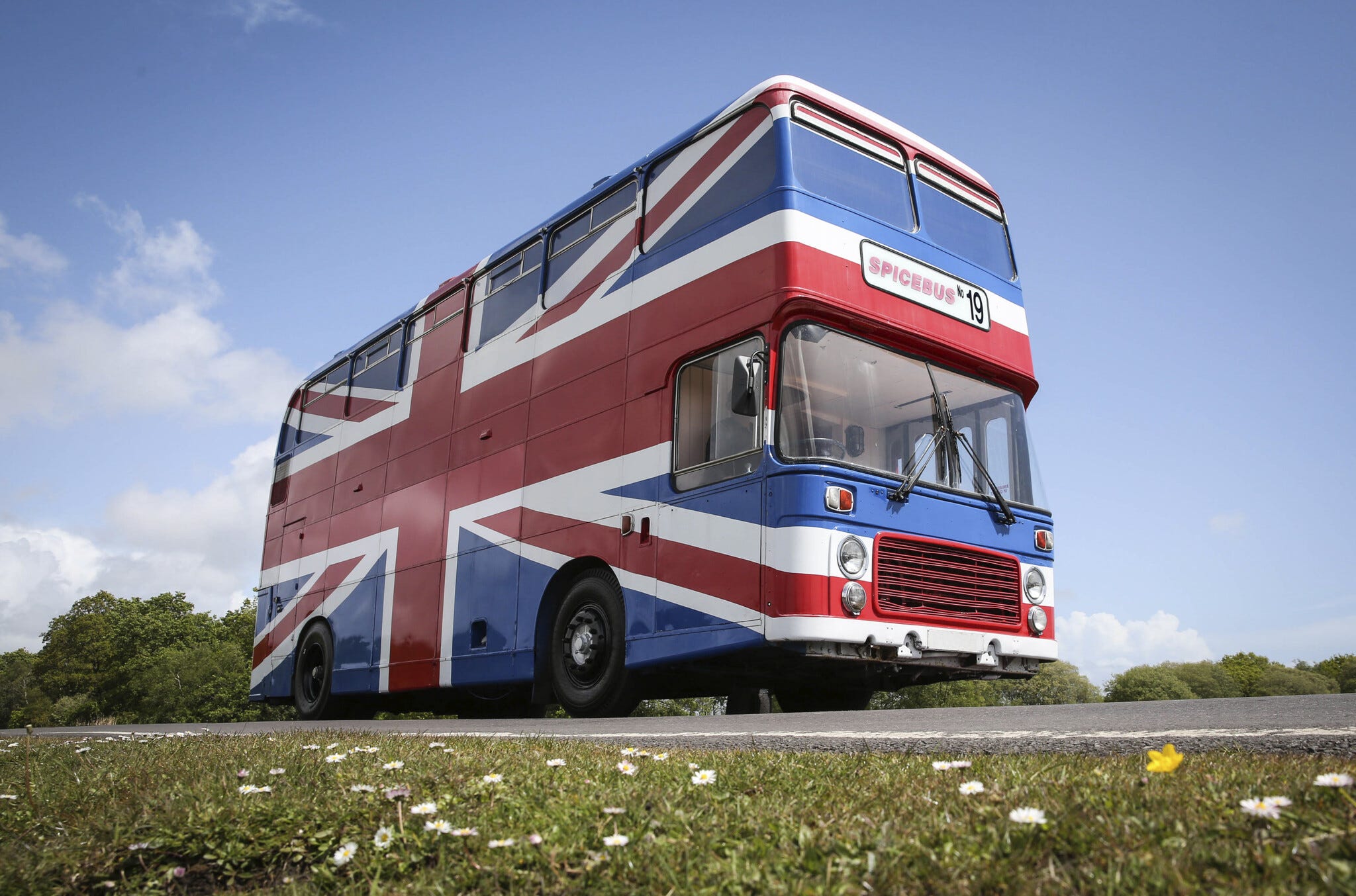 Dormire sul bus delle Spice Girls tramite Airbnb, 3 fortunate fan potranno  farlo