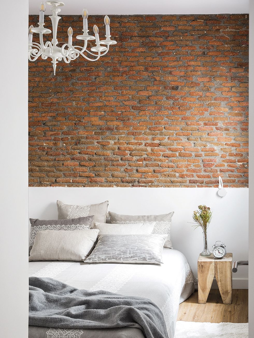dormitorio con pared de ladrillo