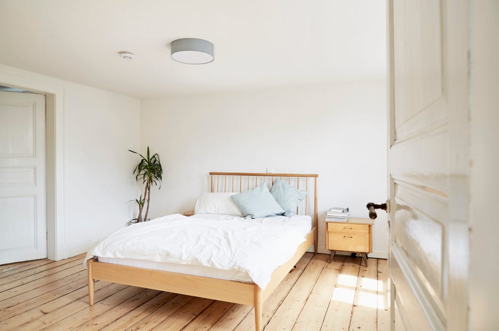Dormitorio luminoso con suelo de madera