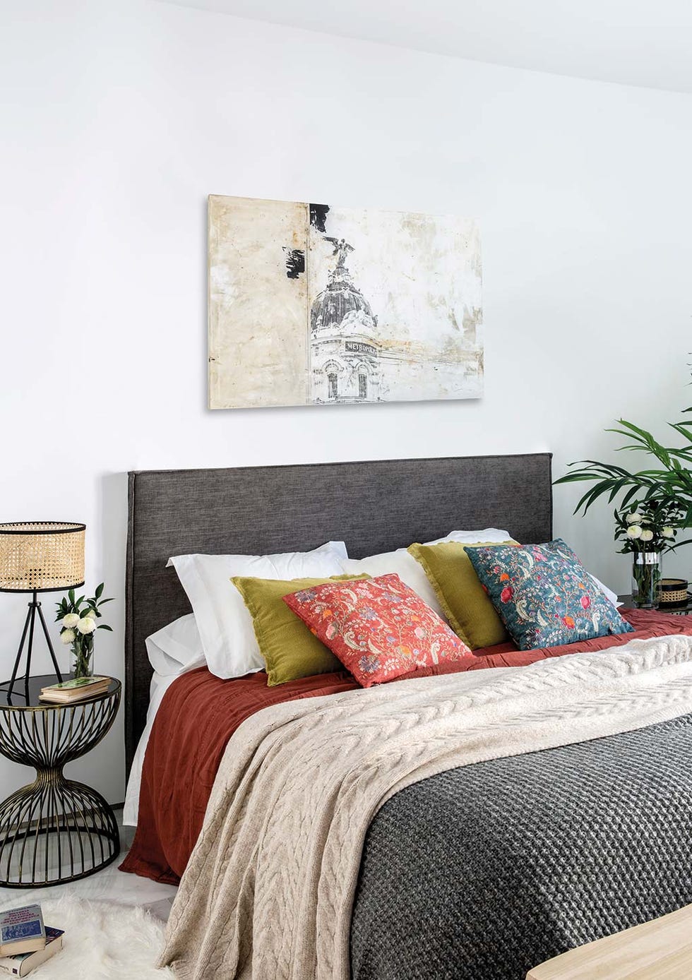 Dormitorio antes y después: Cuadro en el cabecero