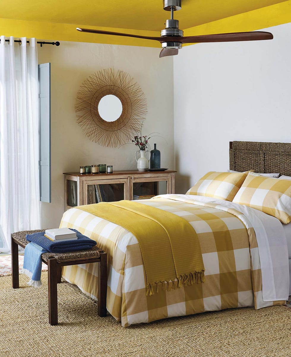 dormitorio en amarillo y blanco con muebles de madera