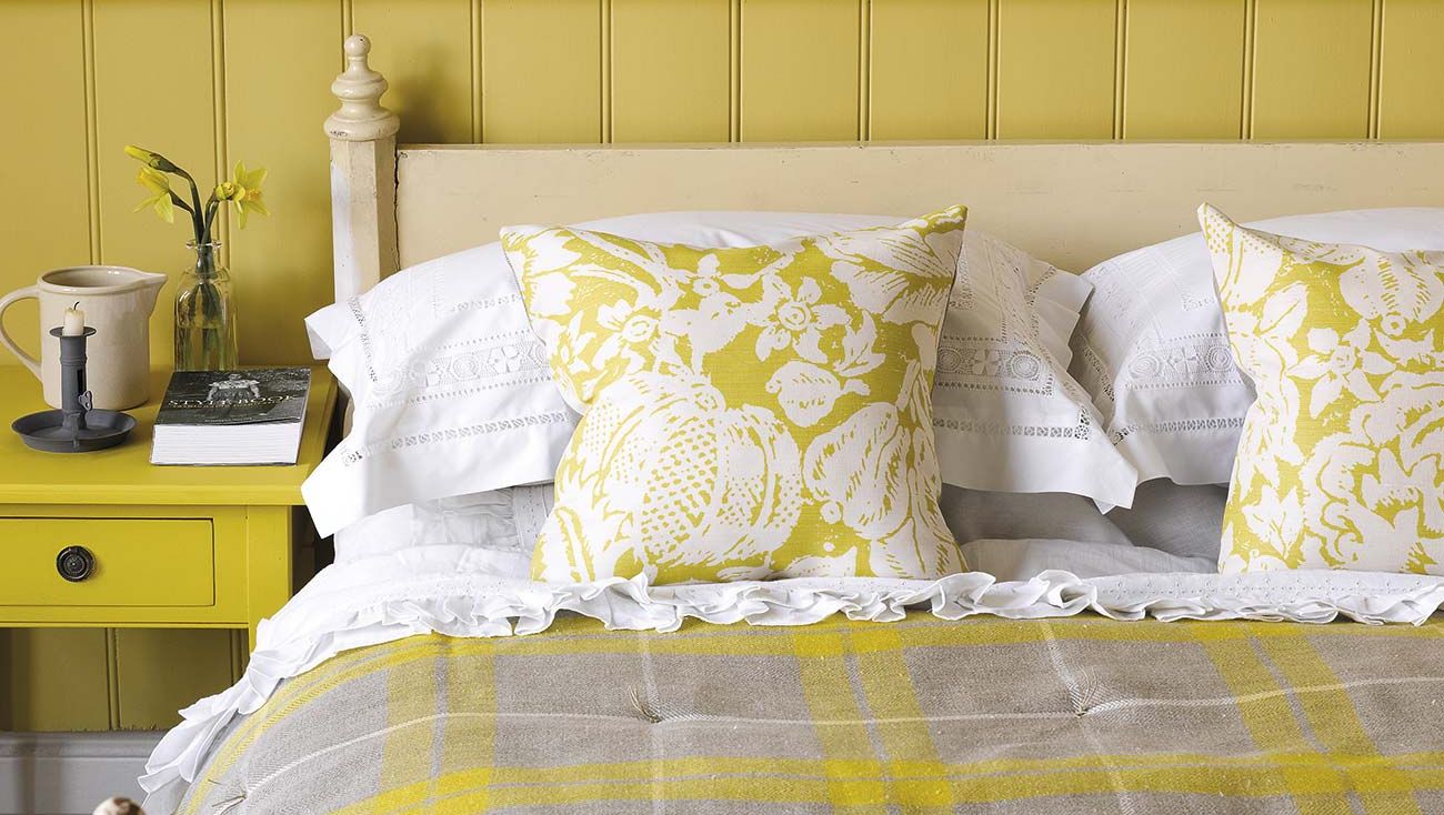 Dormitorio en amarillo mostaza y gris