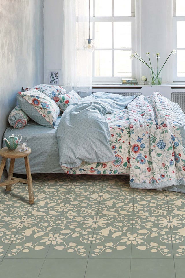 Dormitorio azul con funda nórdica de flores