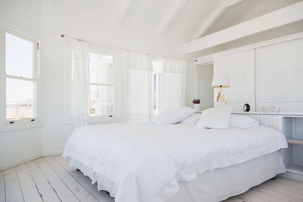 Dormitorio en tonos blancos