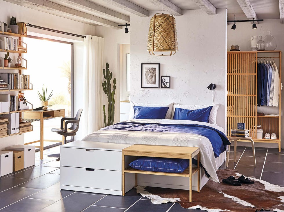 dormitorio en blanco y azul con muebles de madera