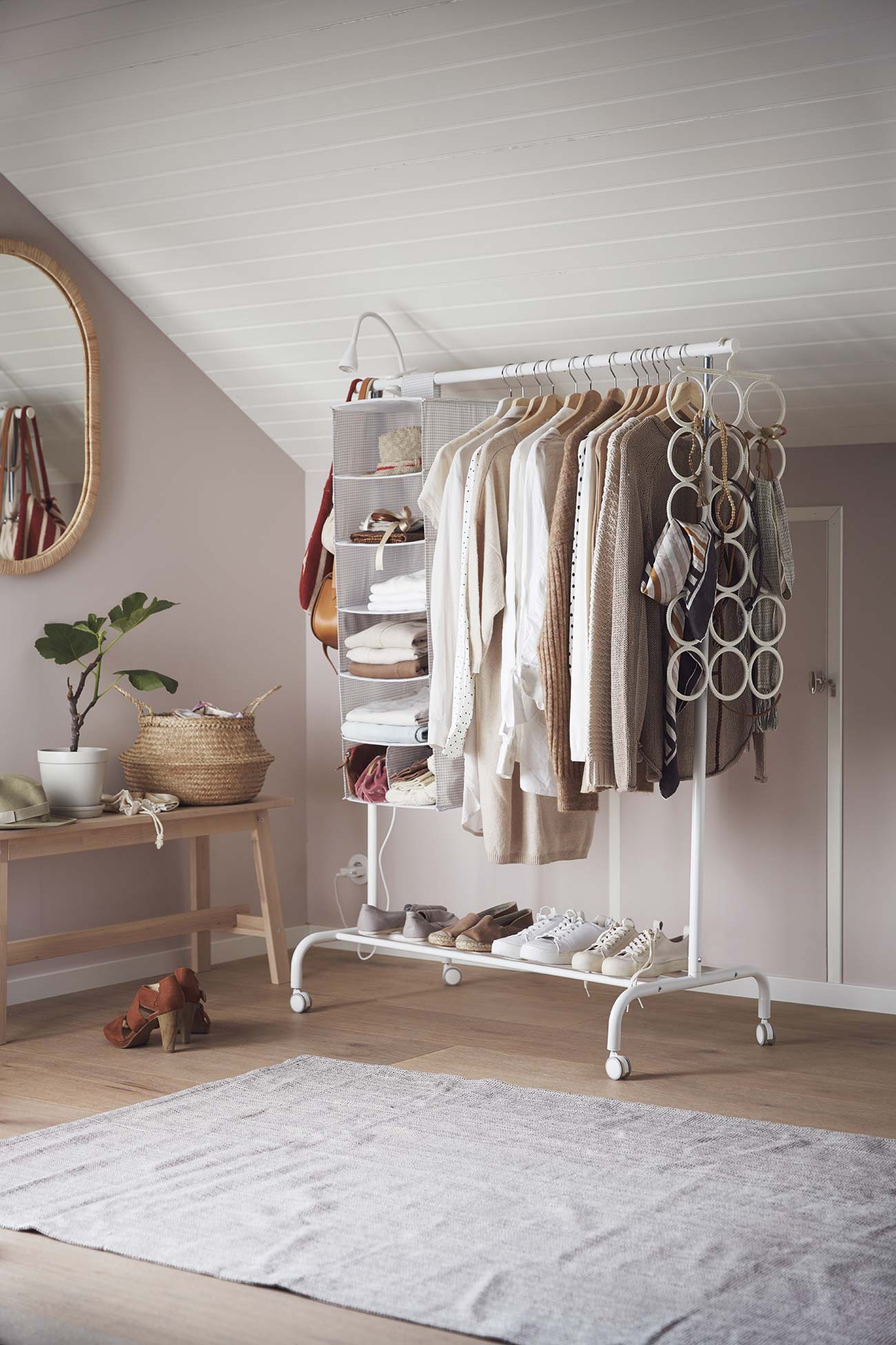 dormitorio abuhardillado con burro para la ropa