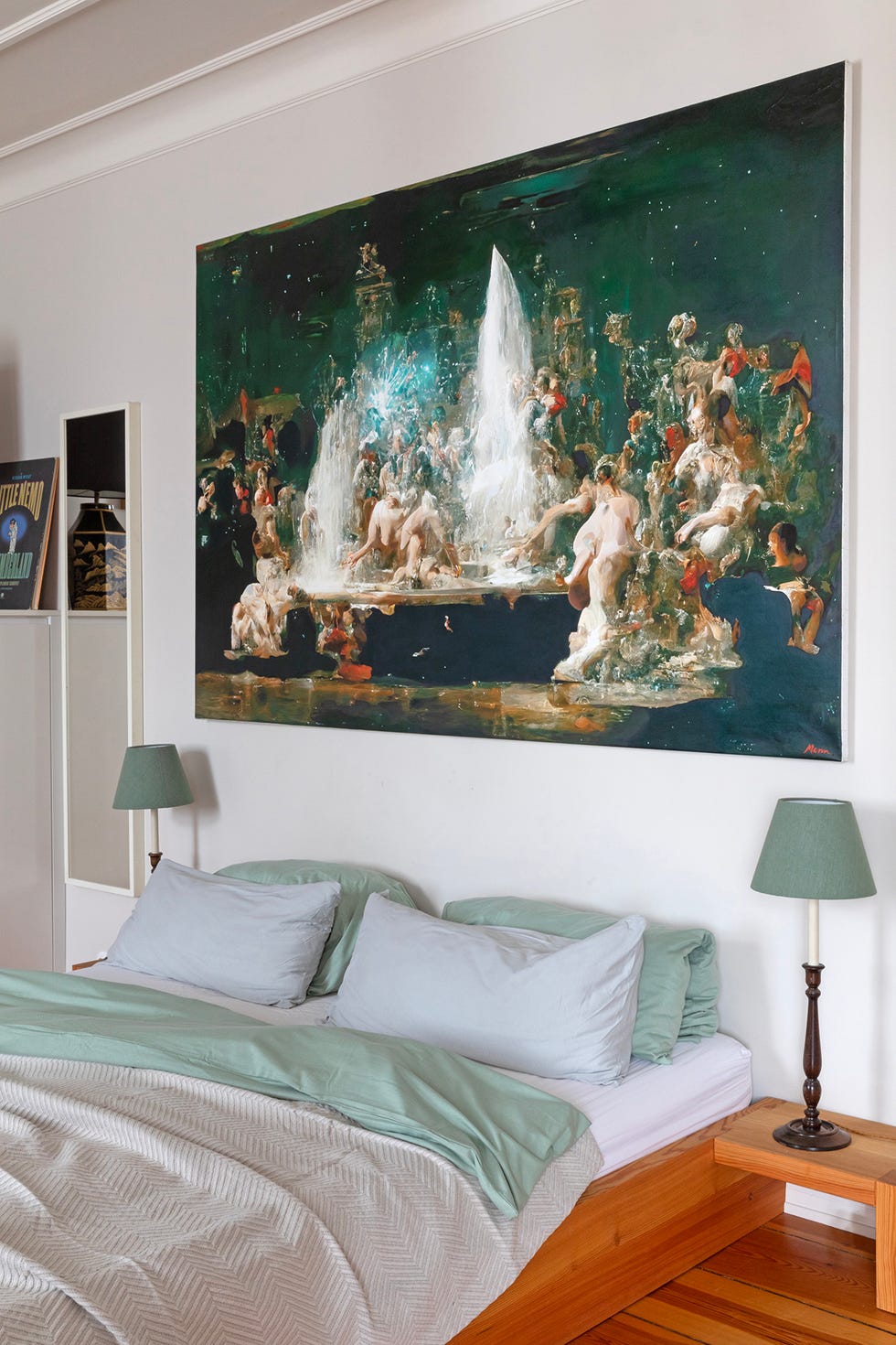 dormitorio vintage en verde con cuadro clasico como cabecero