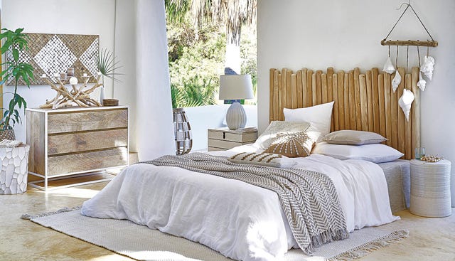 dormitorio con cabecero de palos de madera