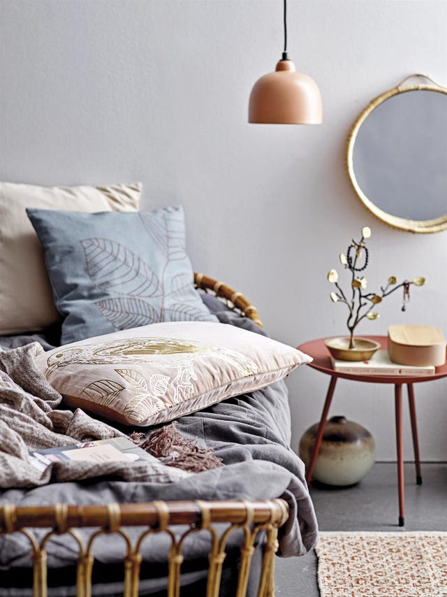 dormitorio con cama de mimbre