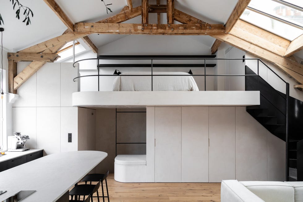 dormitorio en entresuelo con vistas al salón con cocina del dúplex del proyecto duplex casa saussure, de leymarie gourdon arquitectes
