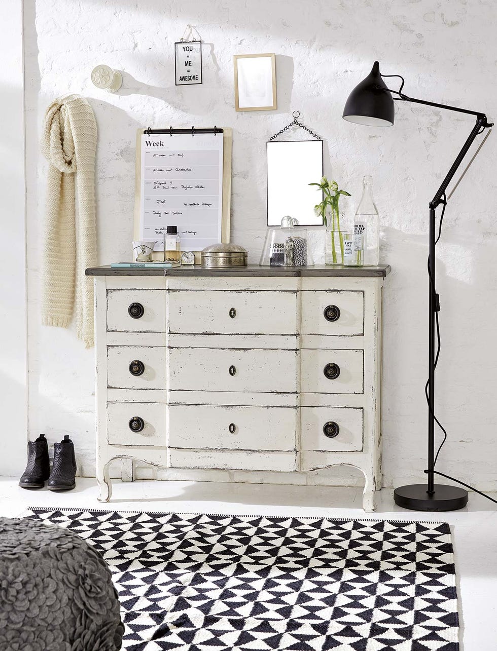 Dormitorio con cómoda recuperada