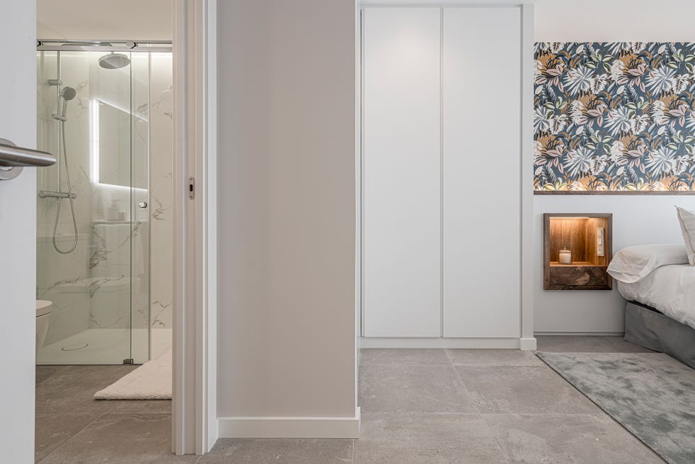 dormitorio con baño en suite