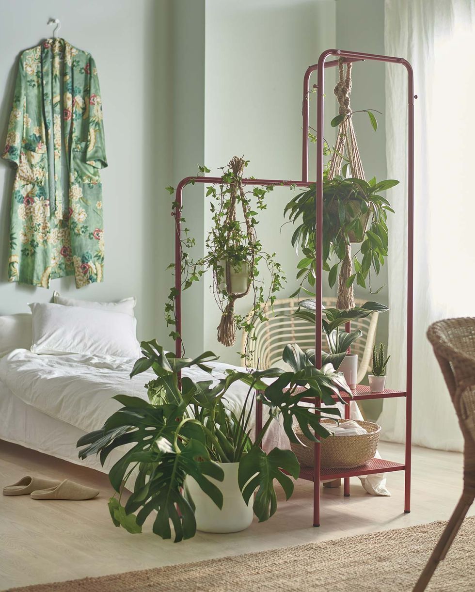 dormitorio decorado con plantas colgantes de un burro de ikea