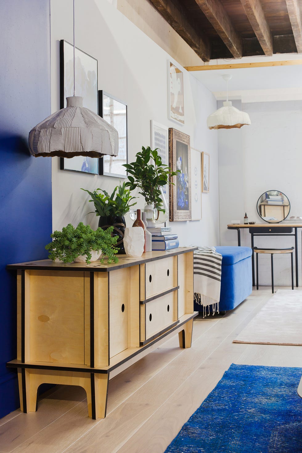 cómoda de madera decorada con plantas