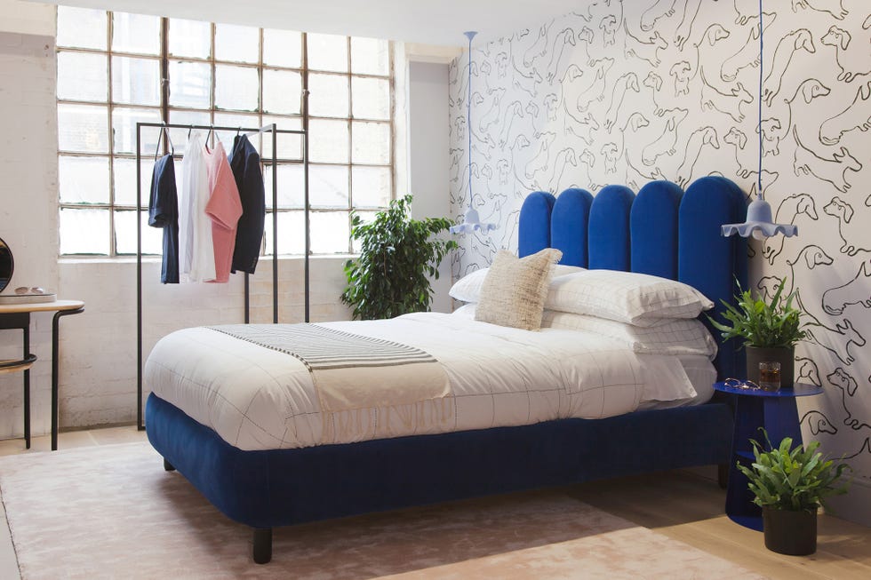 cama con estructura y cabecero de terciopelo azul