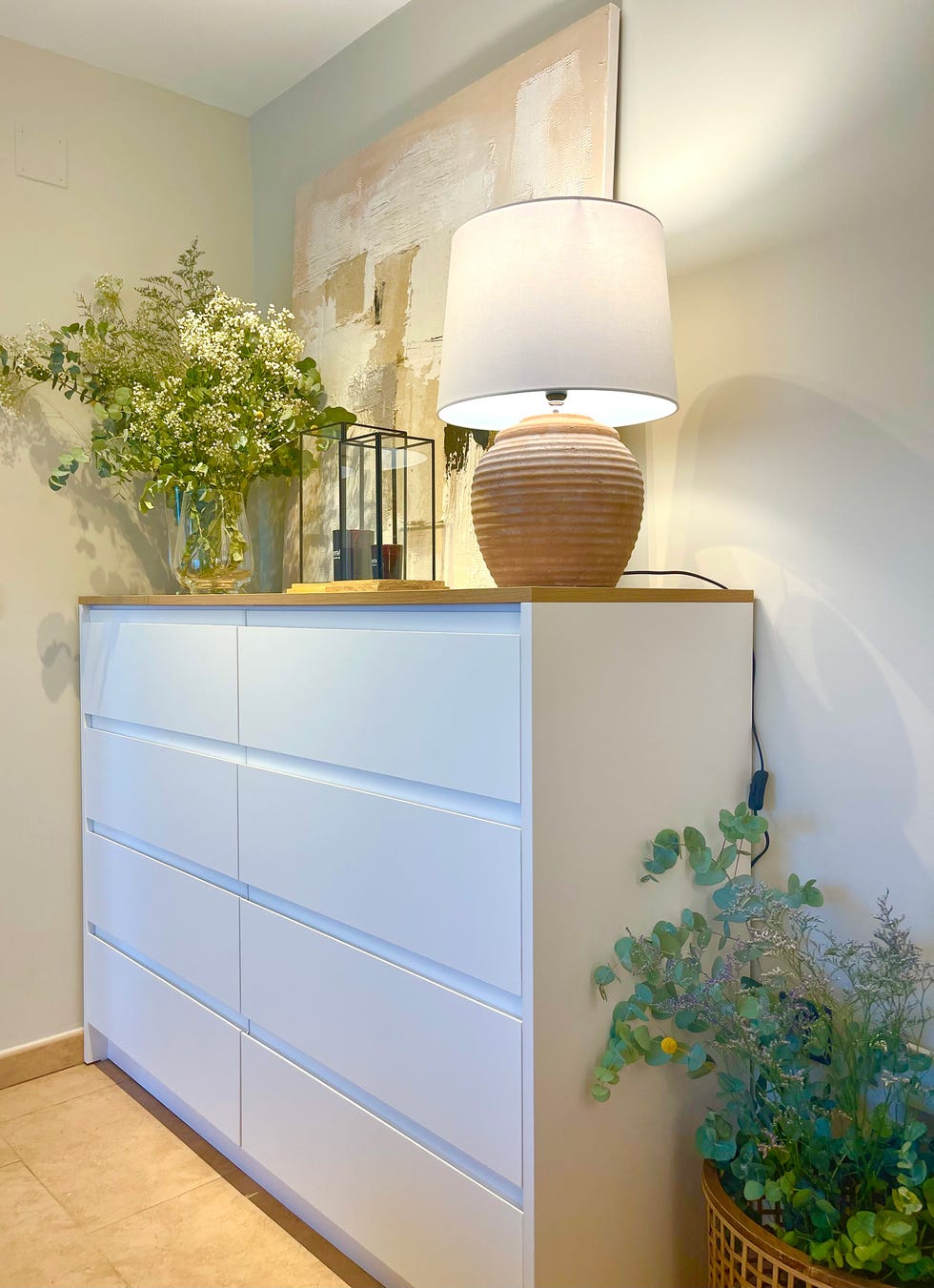 cómoda blanca con encimera de madera