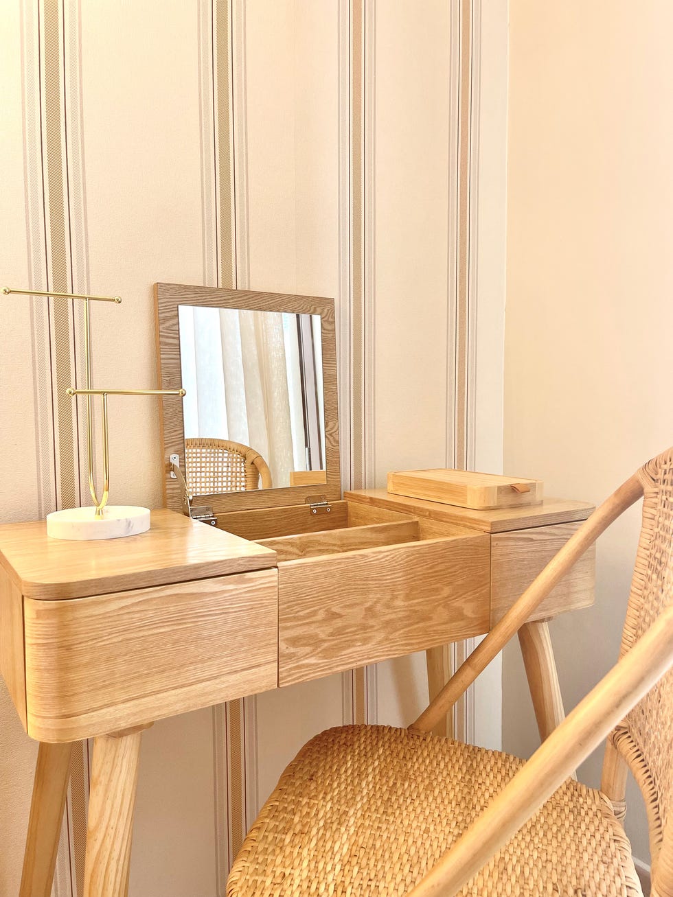 tocador de madera con joyero