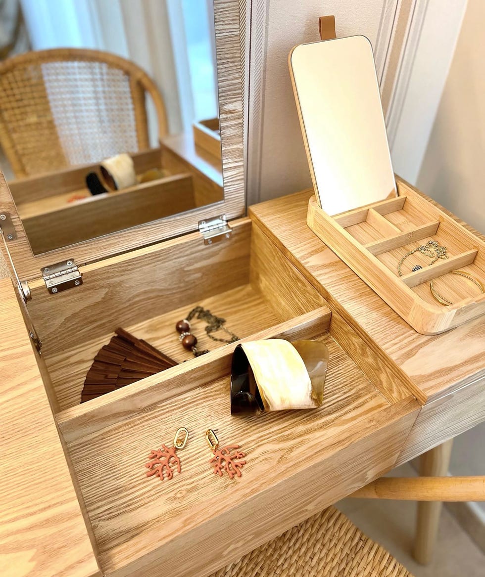 tocador de madera con joyero