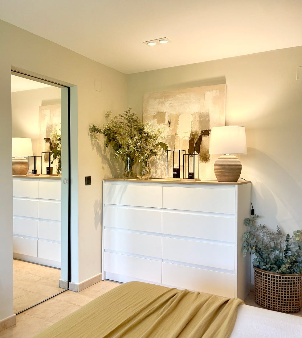 cómo decorar dormitorio con trucos de interiorista: poner sobre sobre cómoda o mesa