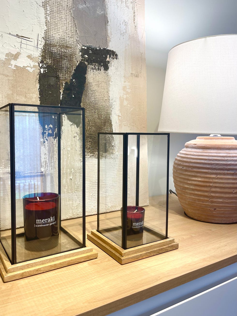 velas y lámpara de mesa con base de arcilla