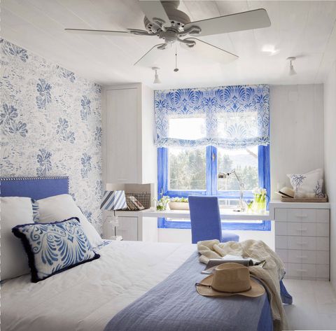 dormitorio decorado en blancos y azules con estilo mediterráneo