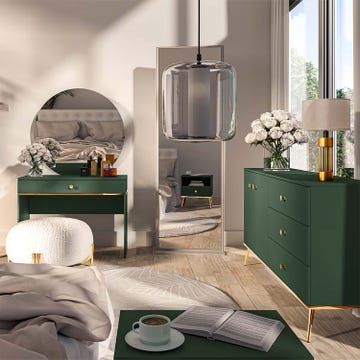 dormitorio elegante con muebles de color verde esmeralda