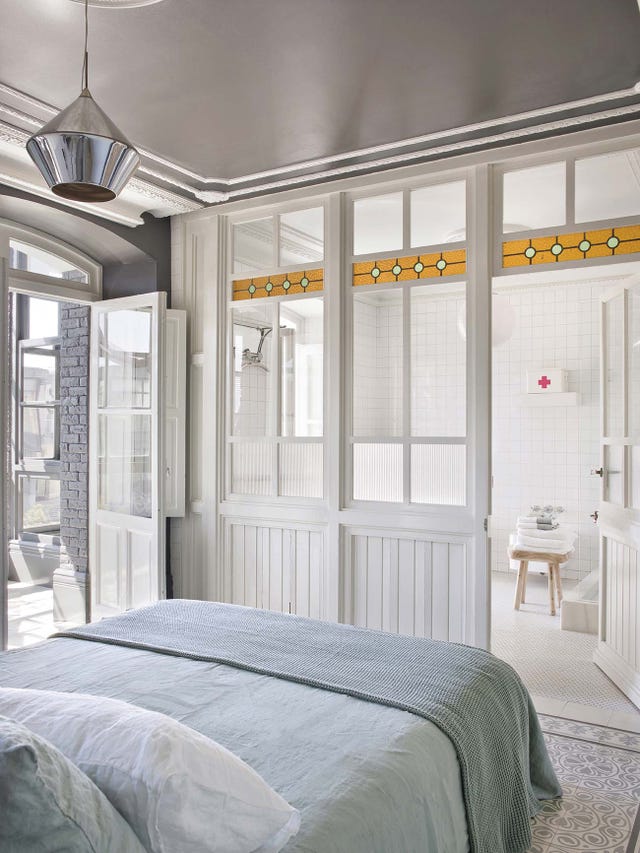 dormitorio clásico actual con baño en suite