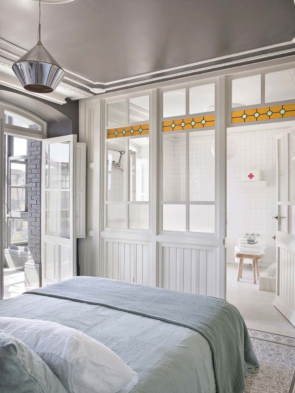 dormitorio clásico actual con baño en suite