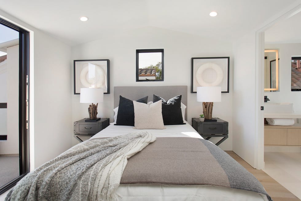 dormitorio decorado en tonos neutros con baño en suite