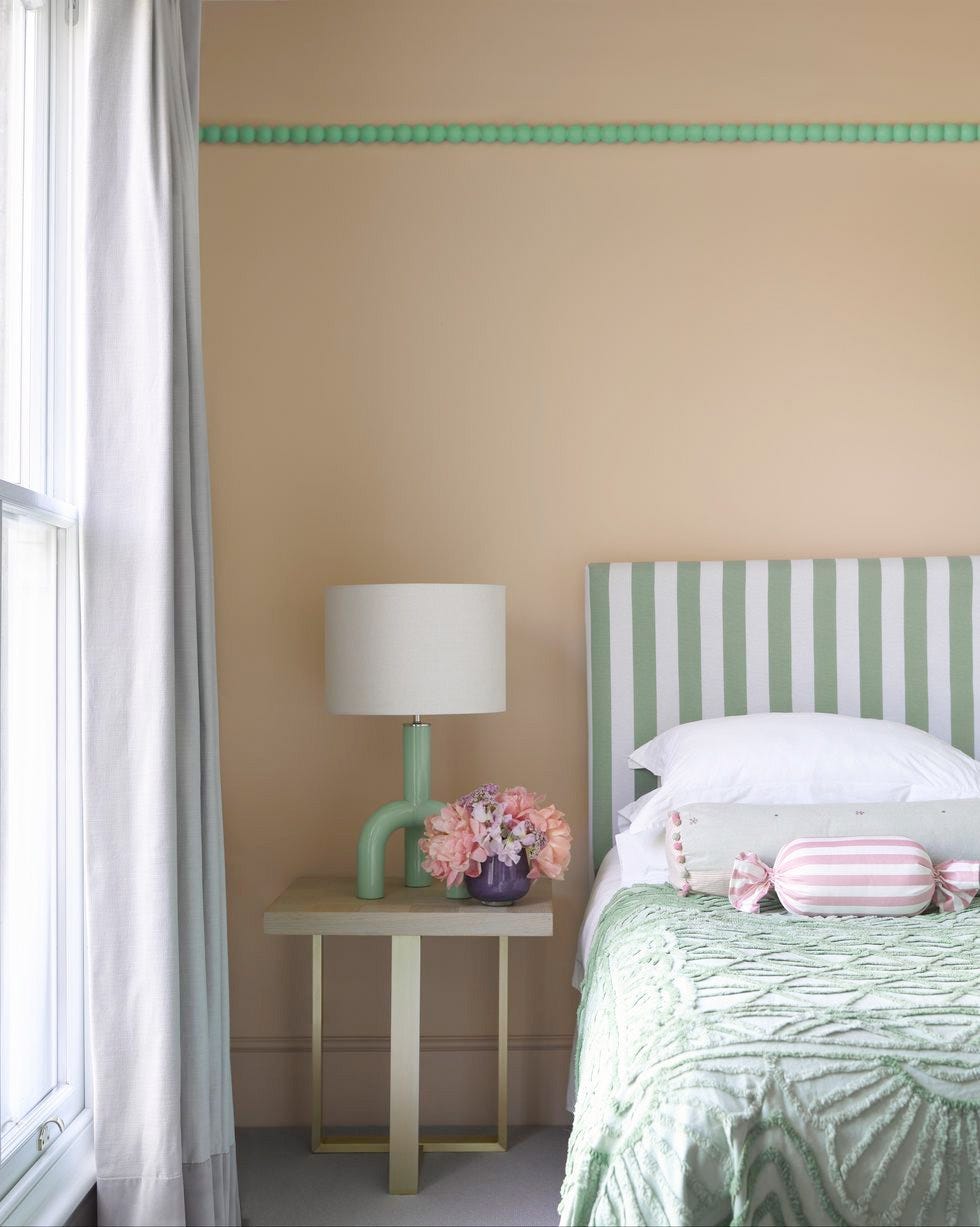 dormitorio con tonos tierra y verdes