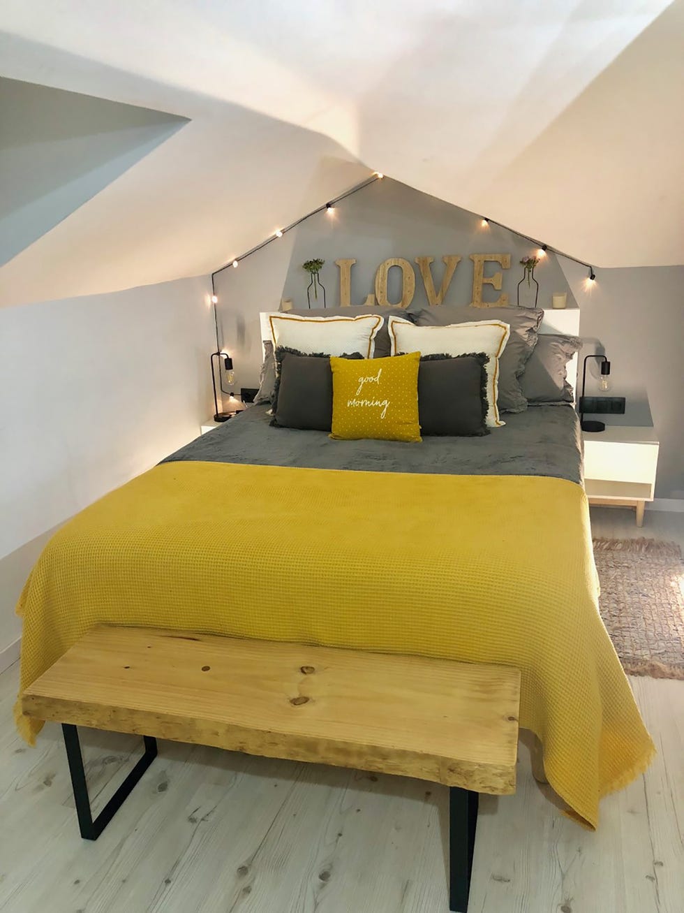 dormitorio de estilo nórdico decorado en una gama de amarillos y grises