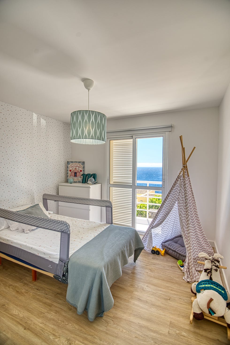 habitación infantil nórdica con cama y tipi