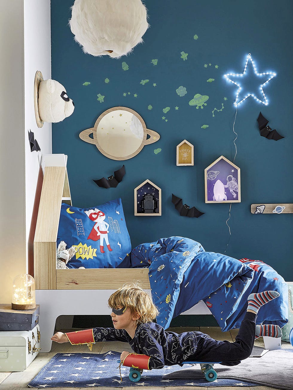 Dormitorio infantil en azul con estrellas