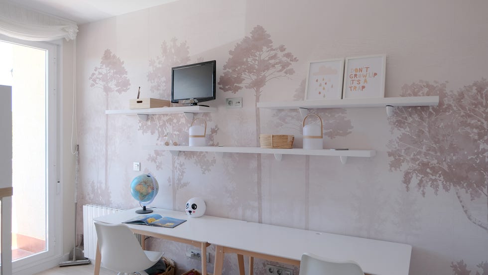escritorio infantil doble con papel pintado inspirado en un bosuqe