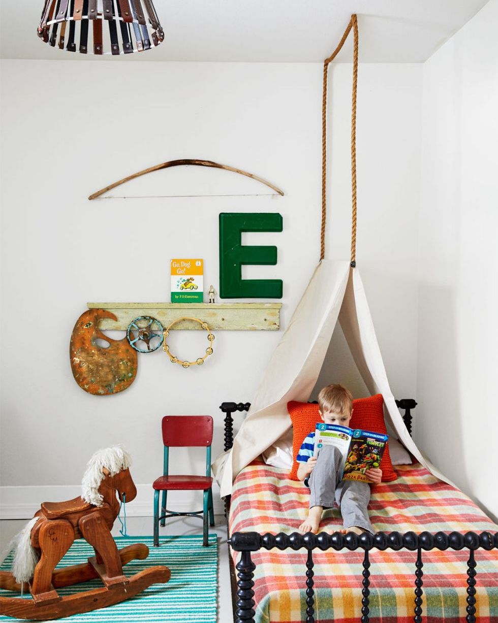 un dormitorio infantil con dosel en forma de tienda de campaña