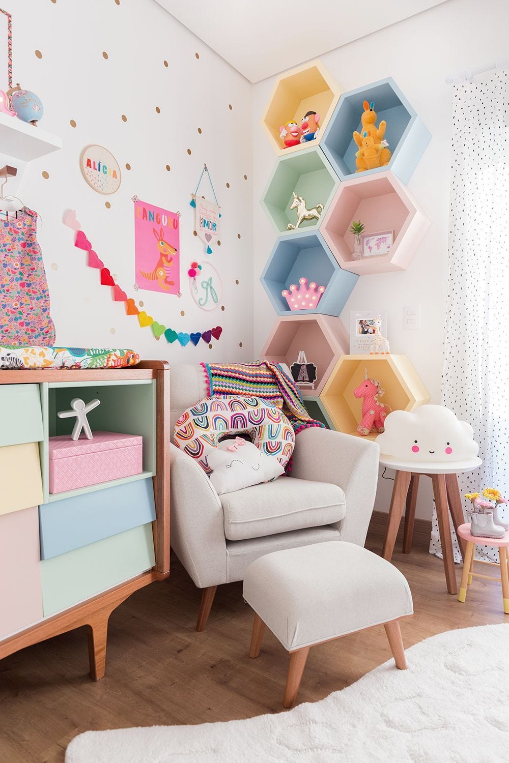 Dormitorio infantil decorado con una estantería en bloques de color