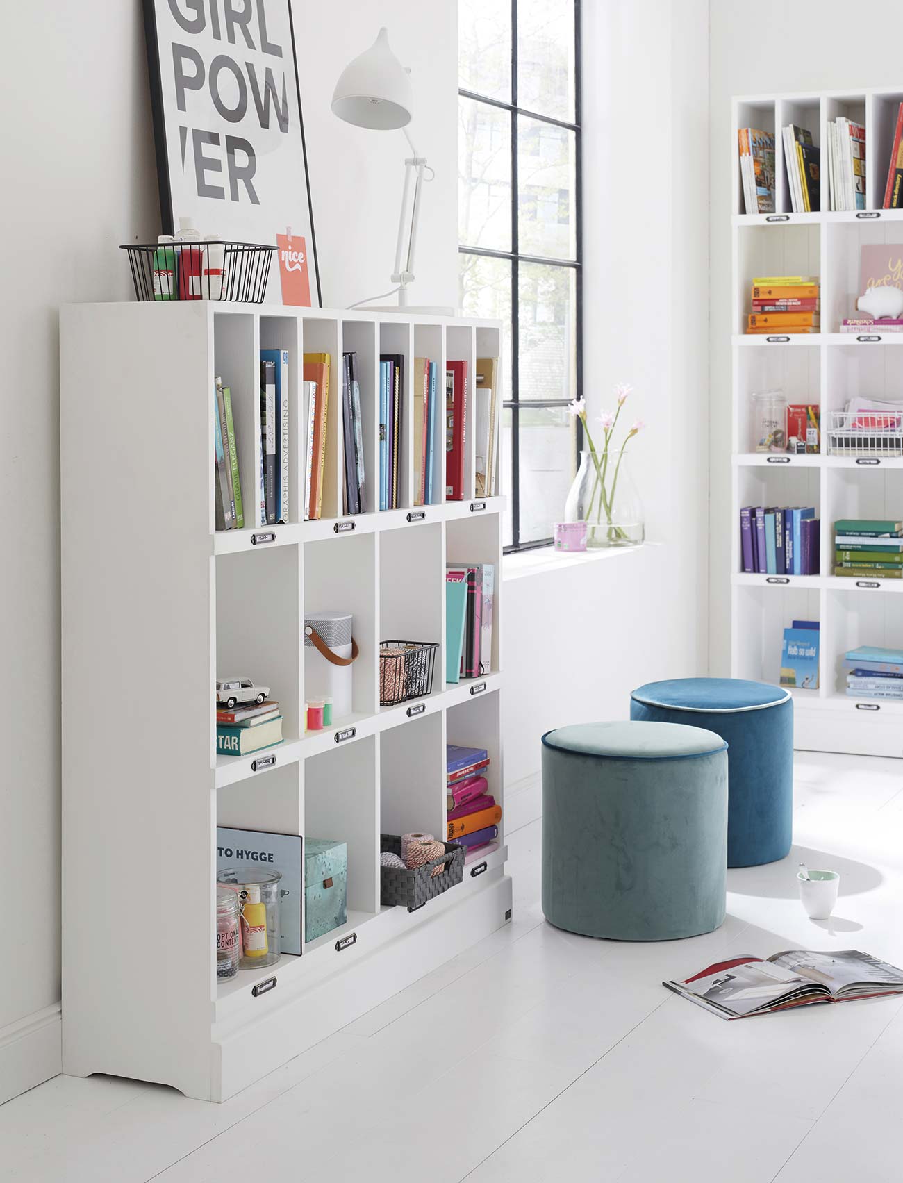 mueble archivador de cuadrícula con marcadores