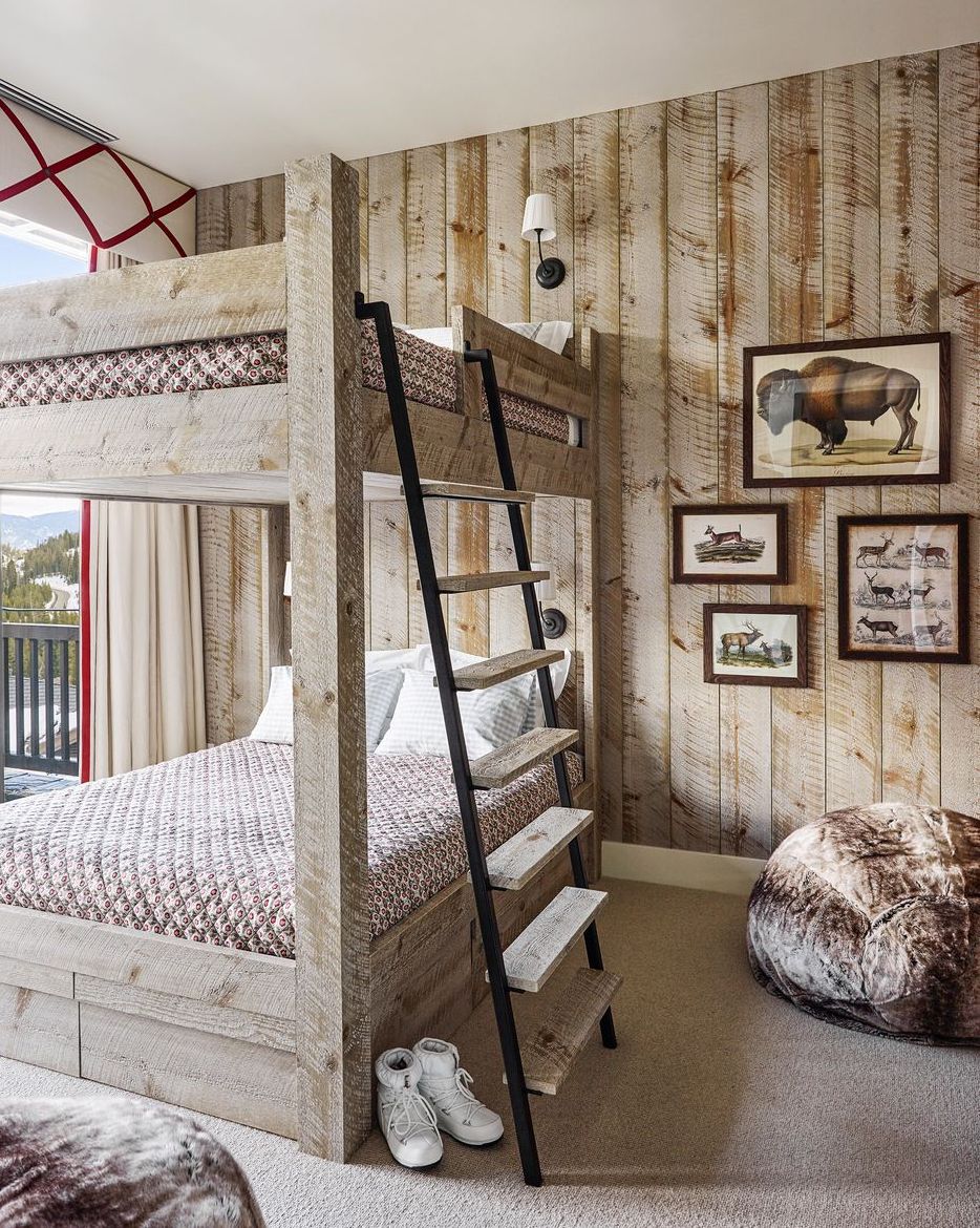 un dormitorio infantil en estilo rústico con literas de madera