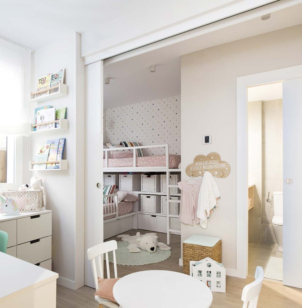 dormitorio infantil con literas tipo tren antes y después