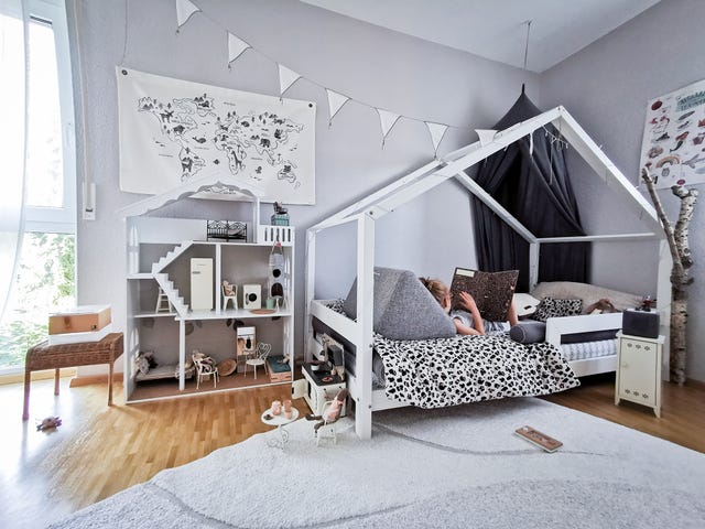 Dormitorio infantil con zona de juegos