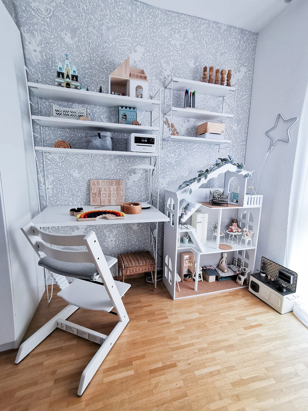 Dormitorio infantil con zona de juegos