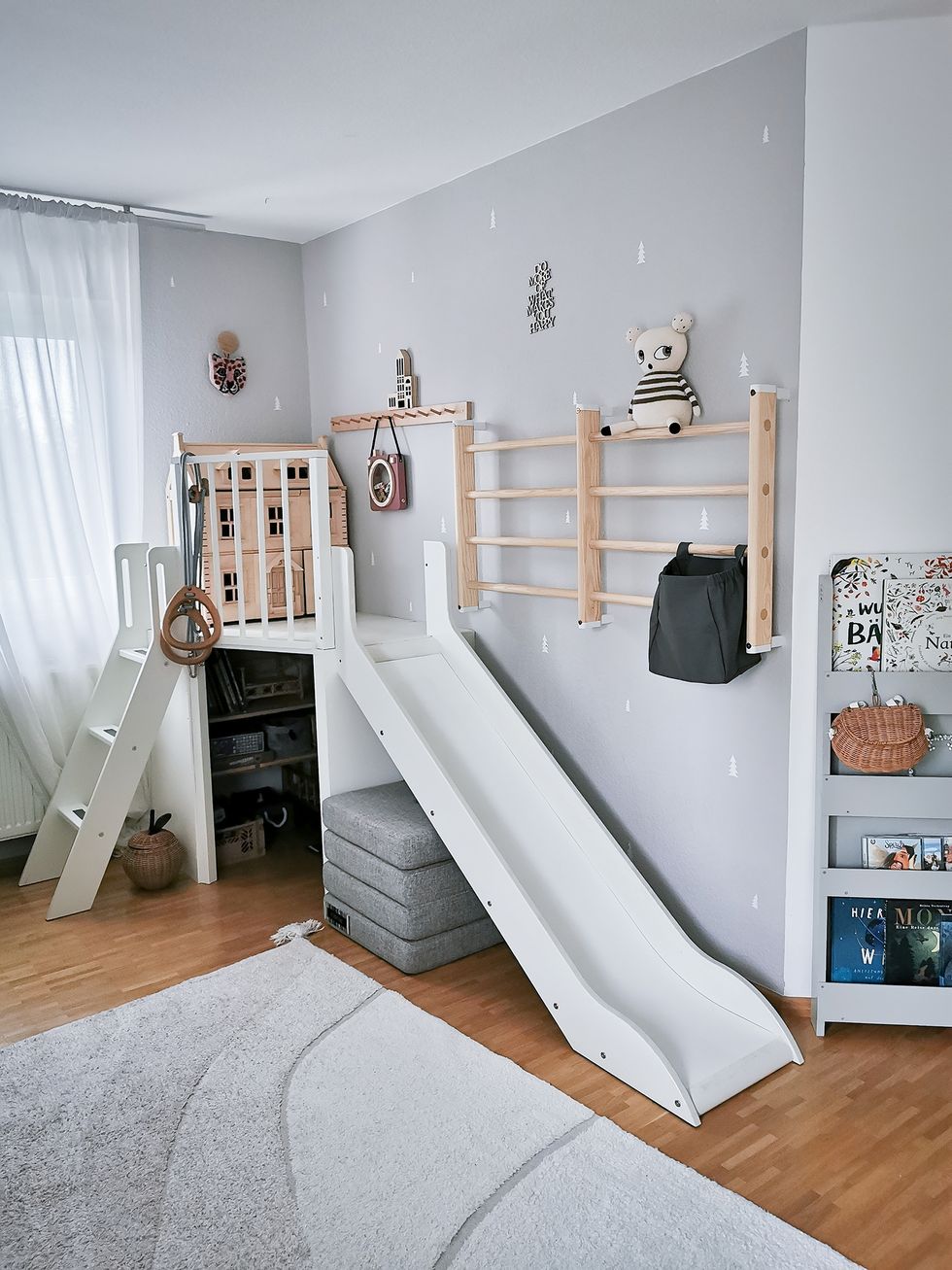 dormitorio infantil con zona de juegos