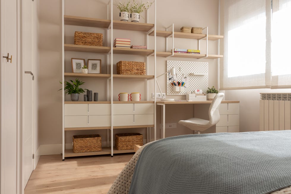 estantería de metal blanco y madera con escritorio