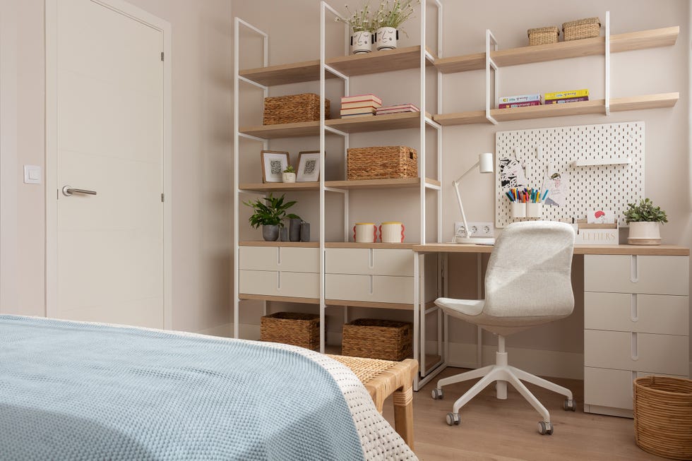estantería de metal blanco y madera con escritorio