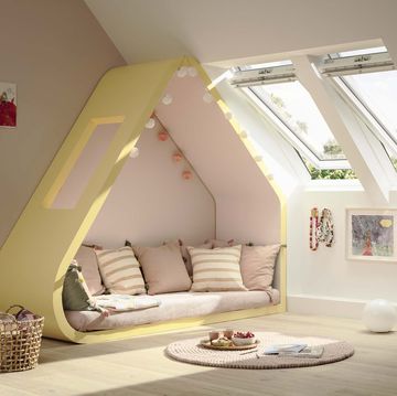 habitación infantil moderna con ventanas en el techo