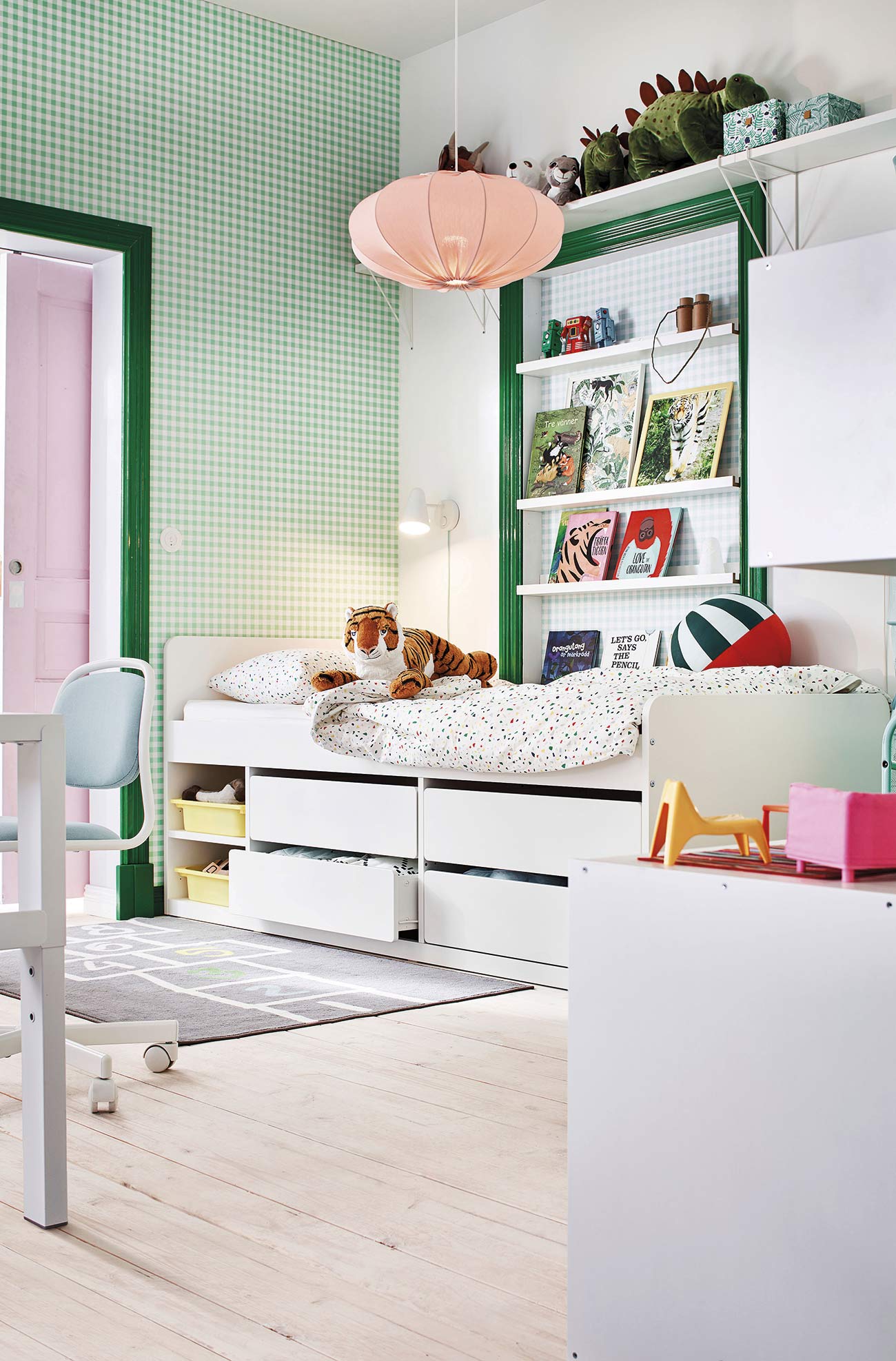 dormitorio juvenil en verde con cama con cajones