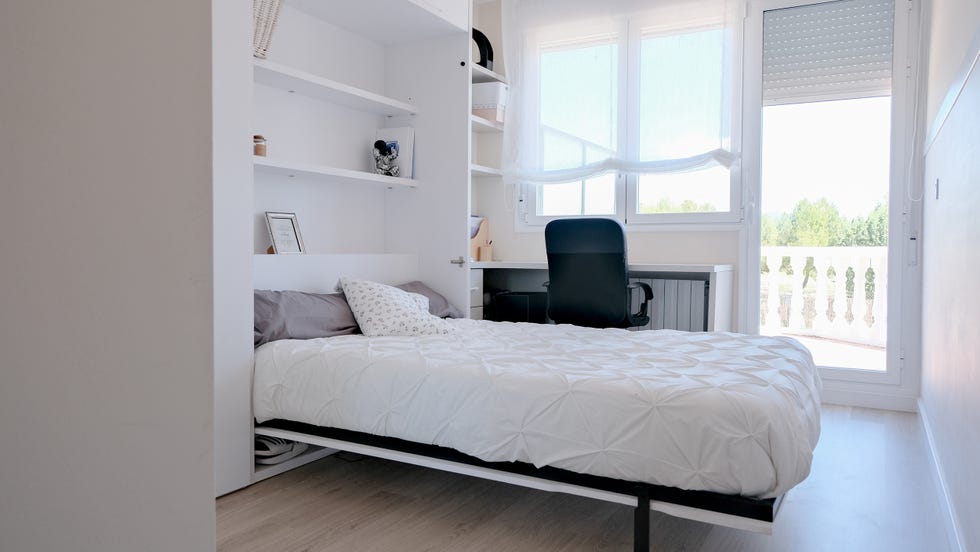 habitación juvenil con cama abatible y escritorio