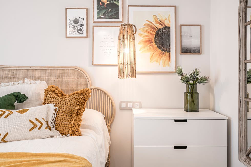 dormitorio juvenil de estilo boho decorado en tonos mostazas y verdes con fibras naturales