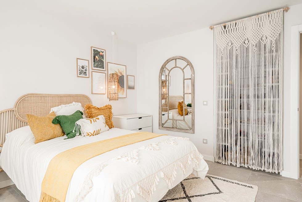 dormitorio juvenil de estilo boho decorado en tonos mostazas y verdes con fibras naturales